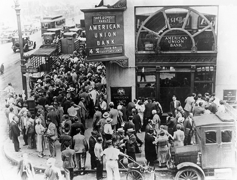 Black and white photo of a crowd of depositors outside the American Union Bank in New York, June 30, 1931