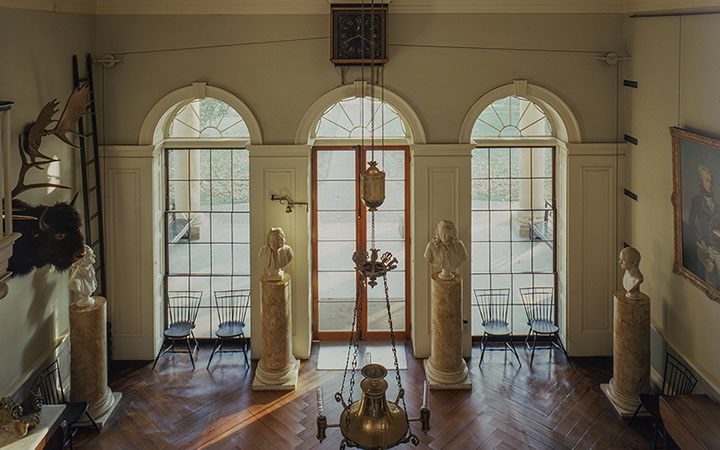 1982 photograph of Monticello entry hall with facing busts of Jefferson and Hamilton