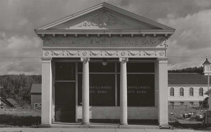 <p>Closed bank, northern Minnesota town</p>