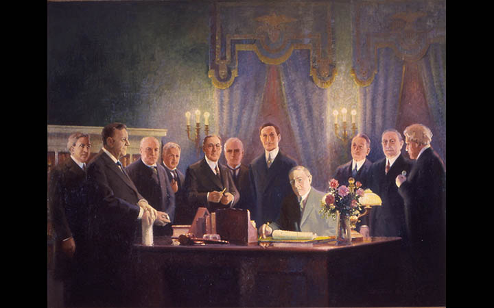 <p>President Wilson signing the Federal Reserve Act&nbsp;</p>