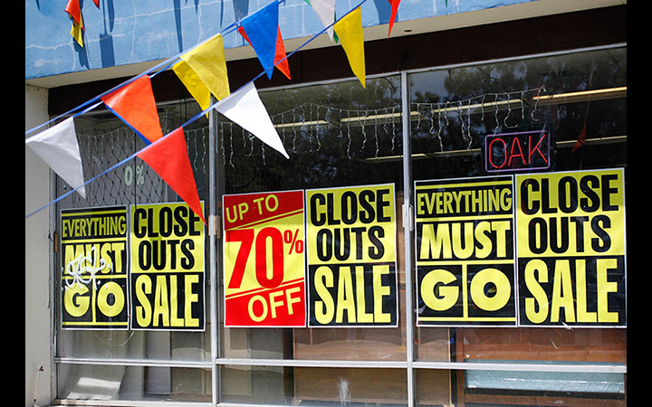 Store closing signs at a furniture store in 2009