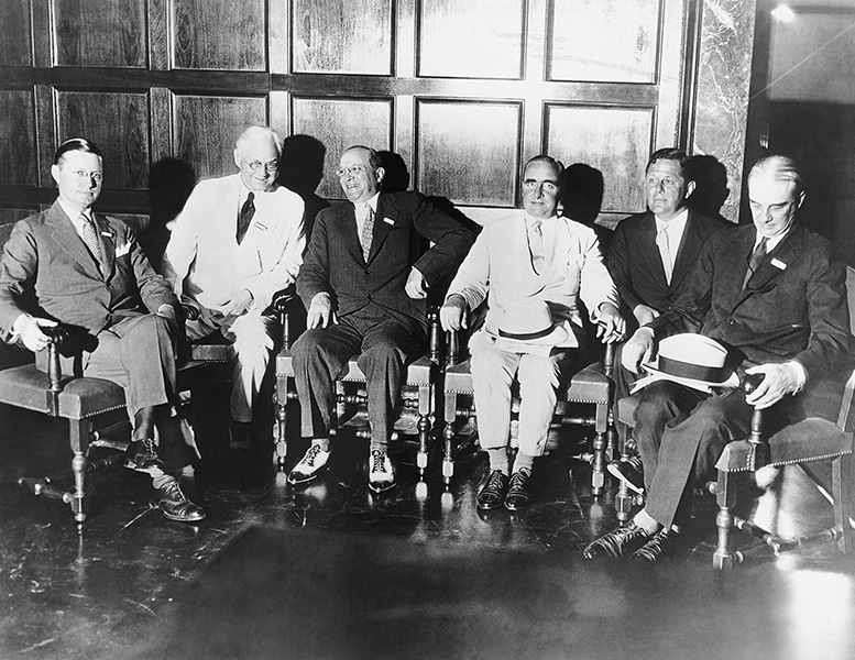 Il presidente Herbert Hoover si rivolge a 150 uomini d'affari di spicco tra cui Eugene Meyer, governatore del Federal Reserve Board, e George Harrison, governatore della Fed di New York.