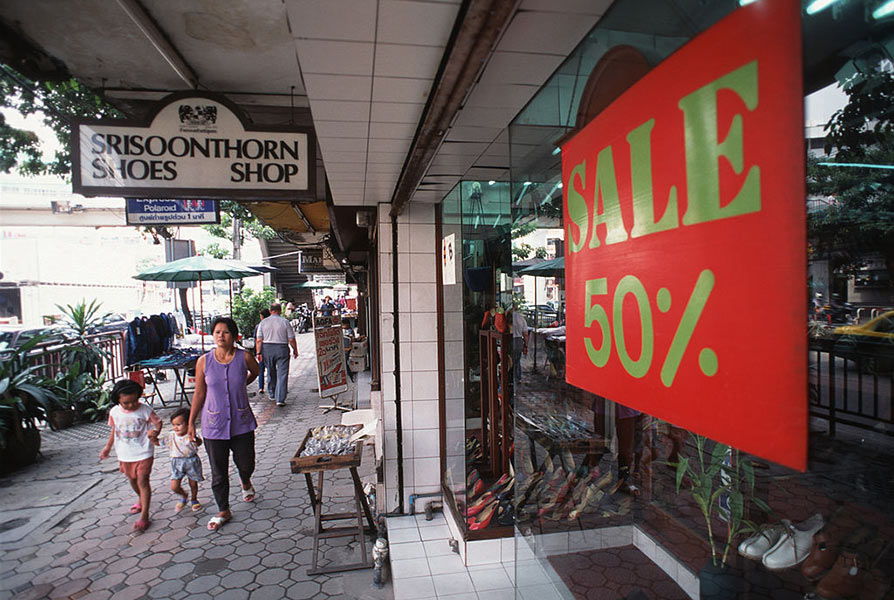 Un magasin de Bangkok, en Thaïlande, offre 50% de réduction dans une tentative désespérée d'attirer les clients qui ont perdu leur pouvoir d'achat après le crash économique de 1997.