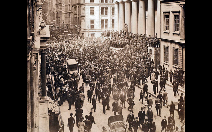 Crowd on Wall Street during the Panic of 1907.