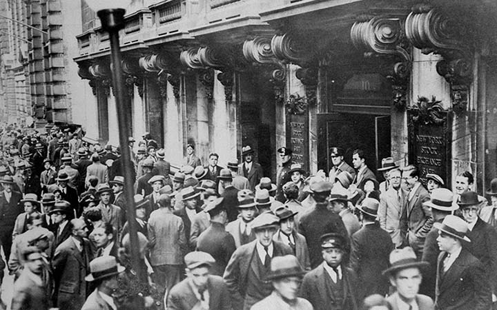 Crowd in front of the New York Stock Exchange, October 1929