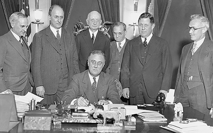 President Roosevelt signs the Gold Reserve Act